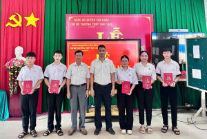 Chi bộ trường THPT Tân Châu: Tăng cường công tác phát triển đảng viên học sinh