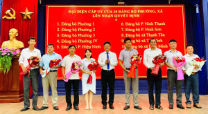 Thành uỷ Tây Ninh: Công bố các quyết định kết thúc hoạt động của đảng bộ phường, xã và giải thể các tổ chức cơ sở đảng trực thuộc