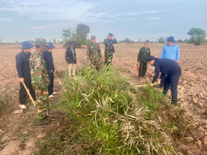 Thiêng liêng hành trình đưa các anh về đất mẹ: Những dấu chân lặng thầm trên đất bạn (Bài 2)