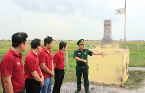 Bên cột mốc biên cương