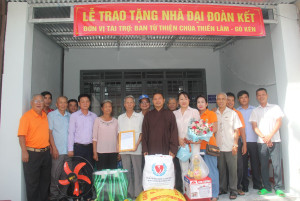 Trao nhà đại đoàn kết cho hộ nghèo tại phường Long Hoa