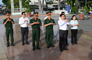 Bí thư Tỉnh ủy - Nguyễn Văn Quyết viếng Nghĩa trang liệt sĩ Trà Võ